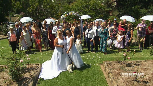 “新娘与新娘交换戒指！”悉尼女同性恋办婚礼，成同姻合法化后全澳首例 - 3