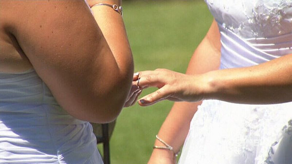 “新娘与新娘交换戒指！”悉尼女同性恋办婚礼，成同姻合法化后全澳首例 - 4