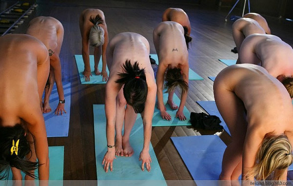 裸体瑜伽 放开心灵 美国女性热衷的生活新方式（组图） - 11