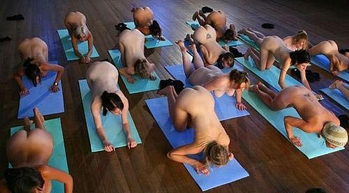 裸体瑜伽 放开心灵 美国女性热衷的生活新方式（组图） - 13