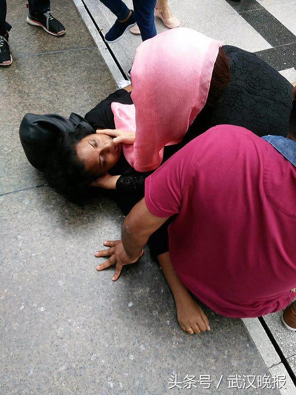 吉隆坡街头偶遇外国女子昏迷抽搐 江夏女护士一包纸巾救回一命