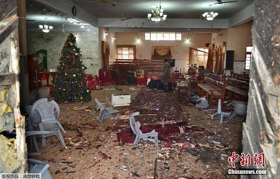 当地时间2017年12月17日下午，巴基斯坦奎达市，两名自杀式袭击者袭击了位于巴基斯坦西南部的一个教堂，造成至少5人死亡、10多人受伤。图为教堂内一片狼借。.jpg