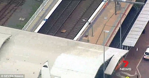 悉尼Hornsby火车站13人被困电梯！包括两名婴儿！然而当地气温已达到39度！ - 2
