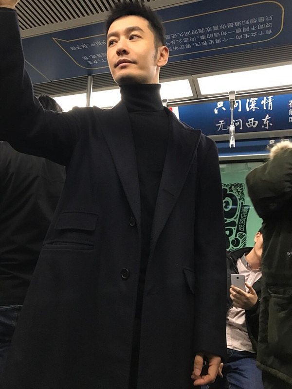 没有霸道总裁范！黄晓明坐地铁出行，身边乘客的反应亮了...（组图） - 3