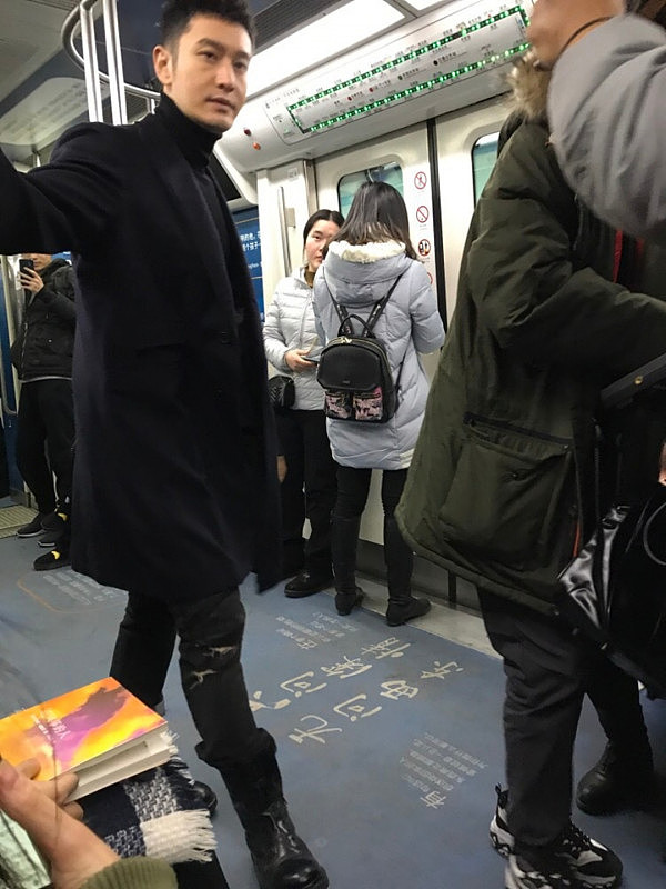 没有霸道总裁范！黄晓明坐地铁出行，身边乘客的反应亮了...（组图） - 5