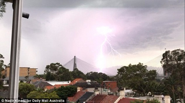 闪电风暴袭击悉尼，温度速降10度！震撼场景犹如好莱坞大片！（组图） - 1