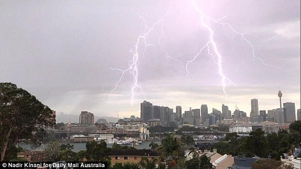 闪电风暴袭击悉尼，温度速降10度！震撼场景犹如好莱坞大片！（组图） - 2