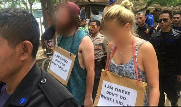 丢人！白人情侣在印尼被挂牌“我是小偷”游街示众（图） - 1