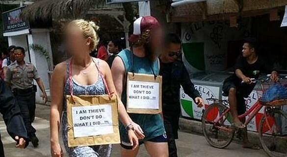 丢人！白人情侣在印尼被挂牌“我是小偷”游街示众（图） - 2