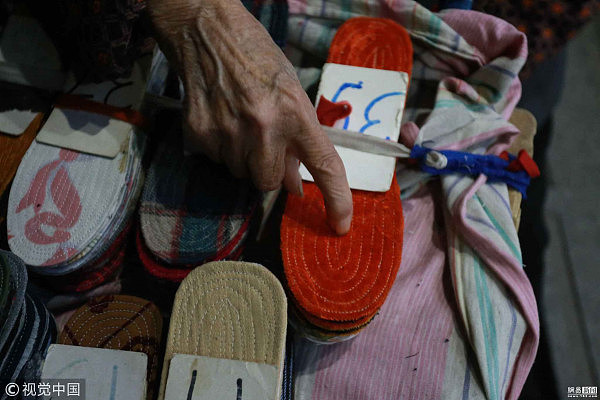 八旬老太家有7套 房寒风中卖鞋垫：打发时间（组图） - 3