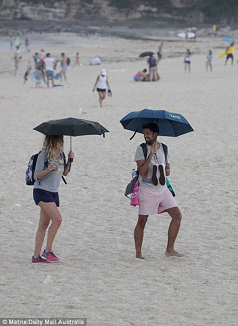 打雷啦下雨啦！悉尼海滩上数万人狂奔躲雨！暴风雨降临还伴随闪电！（组图） - 3