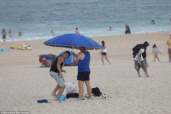 打雷啦下雨啦！悉尼海滩上数万人狂奔躲雨！暴风雨降临还伴随闪电！（组图） - 7