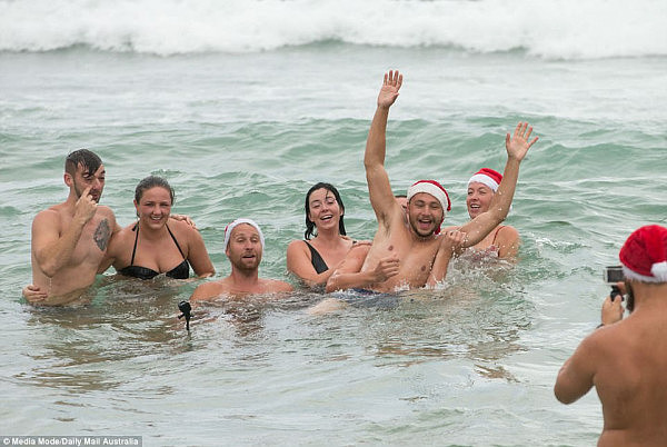 天公不作美？不存在的！来看看Bondi海滩的澳人究竟有多会玩...（组图） - 2