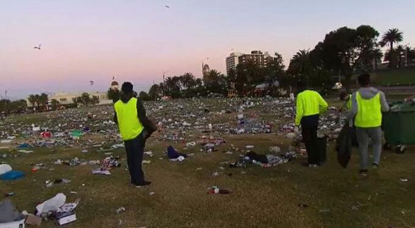 St.Kilda海滩已变垃圾场！5000多人彻夜狂欢 海量垃圾被随意丢弃（组图） - 2