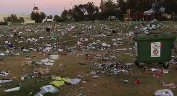 St.Kilda海滩已变垃圾场！5000多人彻夜狂欢 海量垃圾被随意丢弃（组图） - 3
