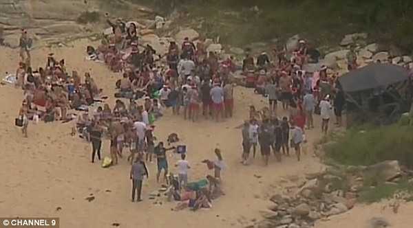 悉尼圣诞趴彻底失控！数百人强占海滩还殴打警员 警方被迫动用武力赶人（视频） - 4