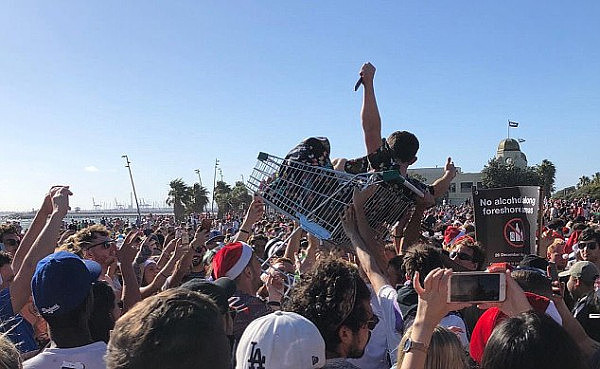 47921E4100000578-5211975-More_than_5_000_descended_on_St_Kilda_beach_in_Melbourne_for_a_d-m-1_1514253076958.jpg,0