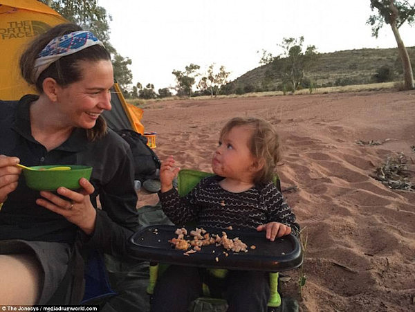 这对澳洲父母带着1岁的娃，徒步102天，跨越1800公里澳洲内陆，只为了…… - 4