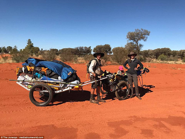 这对澳洲父母带着1岁的娃，徒步102天，跨越1800公里澳洲内陆，只为了…… - 11