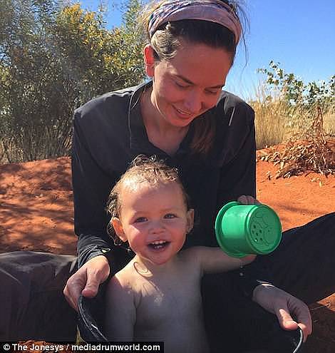 这对澳洲父母带着1岁的娃，徒步102天，跨越1800公里澳洲内陆，只为了…… - 12