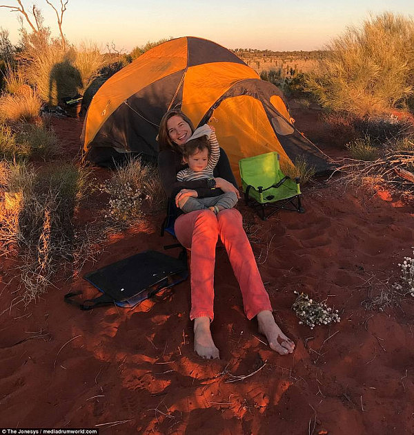 这对澳洲父母带着1岁的娃，徒步102天，跨越1800公里澳洲内陆，只为了…… - 13