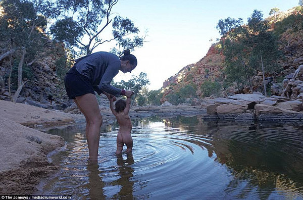 这对澳洲父母带着1岁的娃，徒步102天，跨越1800公里澳洲内陆，只为了…… - 18