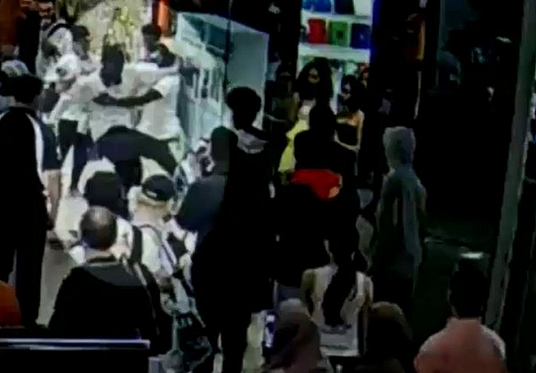 无法无天！非裔teenager在墨尔本商场内公然袭警 嫌犯仍在逃（图） - 2