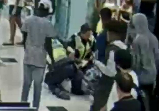 无法无天！非裔teenager在墨尔本商场内公然袭警 嫌犯仍在逃（图） - 1