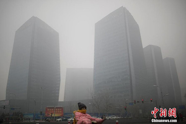 北京空气质量再现重度污染 市民雾霾中出行（组图） - 3