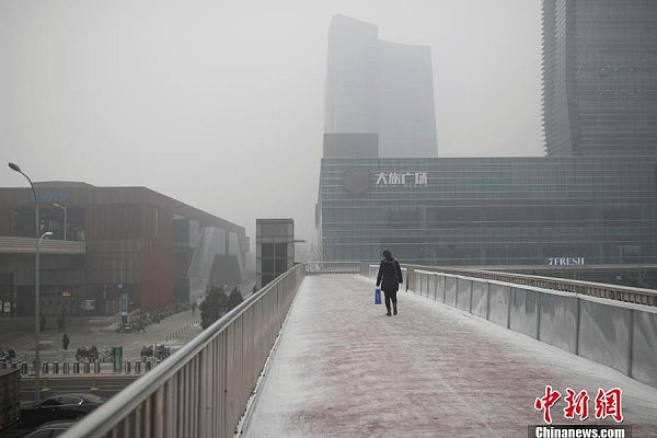 北京空气质量再现重度污染 市民雾霾中出行（组图） - 4
