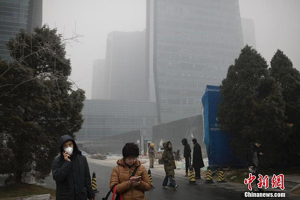 北京空气质量再现重度污染 市民雾霾中出行（组图） - 5