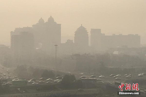北京空气质量再现重度污染 市民雾霾中出行（组图） - 6