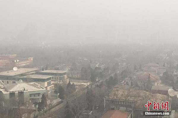北京空气质量再现重度污染 市民雾霾中出行（组图） - 7