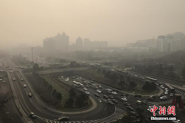 北京空气质量再现重度污染 市民雾霾中出行（组图） - 8