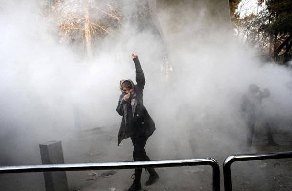 伊朗抗议致2人死，当局警告示威者付出代价，特朗普表态意味深长