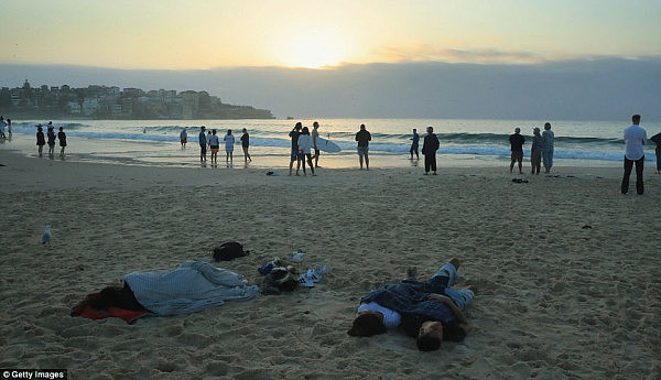 今早醒来继续喝！睡眼惺忪的悉尼狂欢者在街头、海滩迎来新一年！（组图） - 6