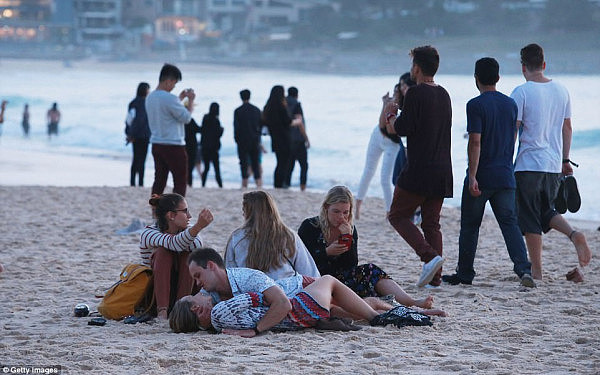 今早醒来继续喝！睡眼惺忪的悉尼狂欢者在街头、海滩迎来新一年！（组图） - 8