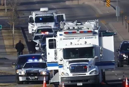 突发新年枪击案！恐怖枪手连开100枪！警方封闭道路，呼吁当地民众不要外出！ - 8