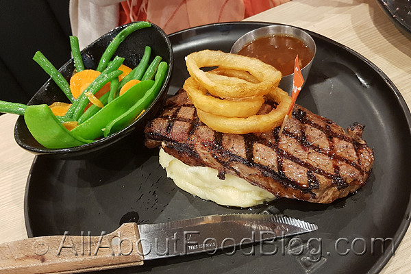 z4-Steak-with-Onion-Rings.jpg,0