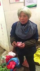 卖菜老人收百元假币 热心市民拿真钞换老人假钞