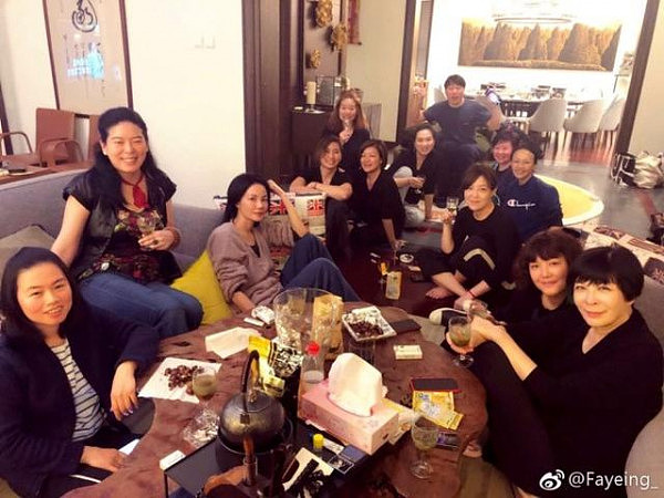 谢霆锋回香港看儿子，王菲与老友聚会开心抽烟喝酒