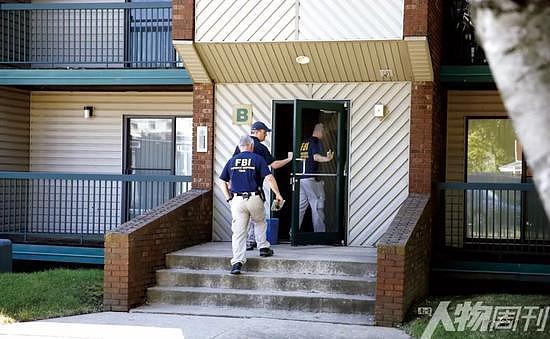 2017年7月1日，伊利诺伊州尚佩恩，美国联邦调查局人员在嫌疑人布伦特·克里斯滕森居住的公寓进行搜查和证据收