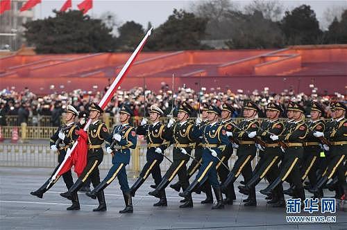 1月1日晨，北京天安门广场举行隆重的升国旗仪式，这是由人民解放军担负国旗护卫任务后，首次举行的升旗仪式。 新华社记者 申宏 摄