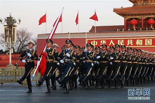 1月1日晨，北京天安门广场举行隆重的升国旗仪式，这是由人民解放军担负国旗护卫任务后，首次举行的升旗仪式。 新华社记者 琚振华 摄