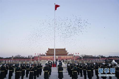 1月1日晨，北京天安门广场举行隆重的升国旗仪式，这是由人民解放军担负国旗护卫任务后，首次举行的升旗仪式。 新华社记者 邢广利 摄
