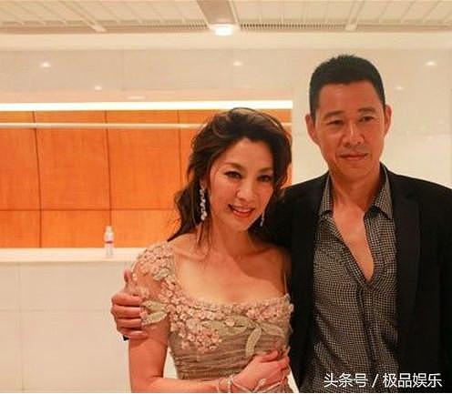 张丰毅一家近照，与亲儿子疏远结婚都不去，待继女视如己出送豪车