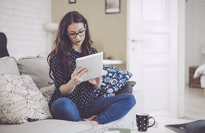 photo-girl-couch-tablet.jpg,0