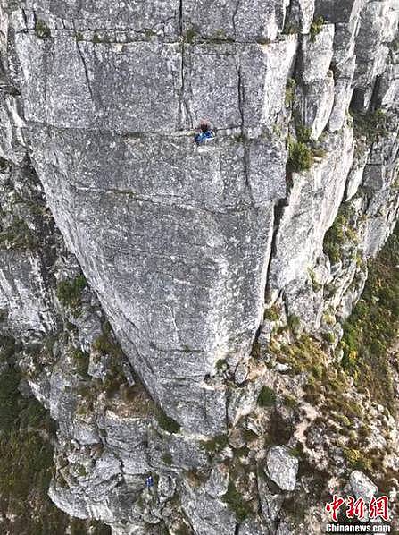 中国香港游客南非攀岩时身亡 800名游客滞留山顶（图） - 1