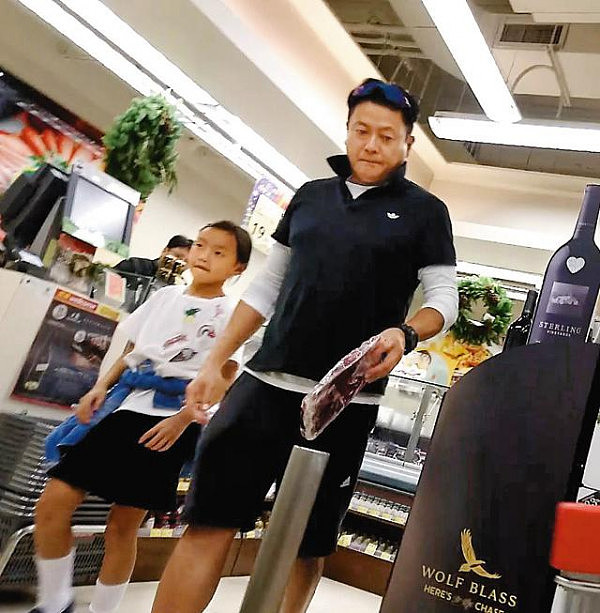 50岁魏骏杰身兼母职，超市买菜照顾女儿，但娇妻就不见踪影