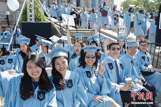 当地时间5月17日，哥伦比亚大学毕业典礼上的中国留学生。当日，纽约哥伦比亚大学在校园举行毕业典礼，15000余名学生学成毕业。 中新社记者 廖攀 摄